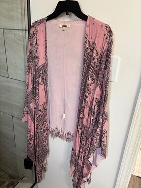 gimmicks by BKE Pink Paisley Open Front Draped Kimono